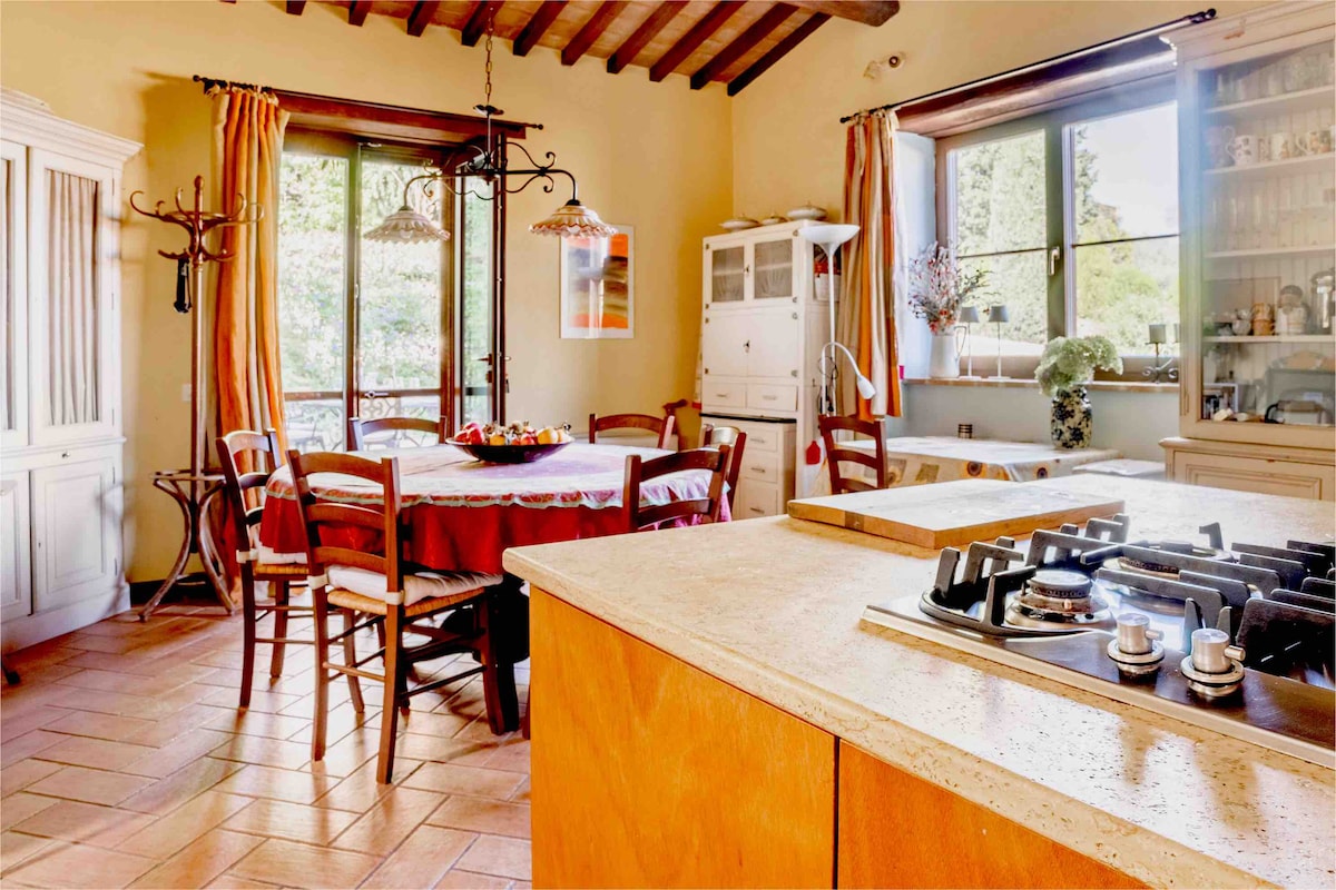 Kitchen and dining area with traditional Umbrian style